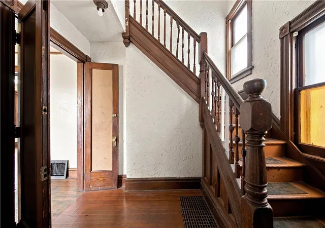 Photo 3 of Single family home for sale at 185 Lexington Ave, Rochester, NY 14613 | MLS# R1709428 | Listing updated on 2026-09-10