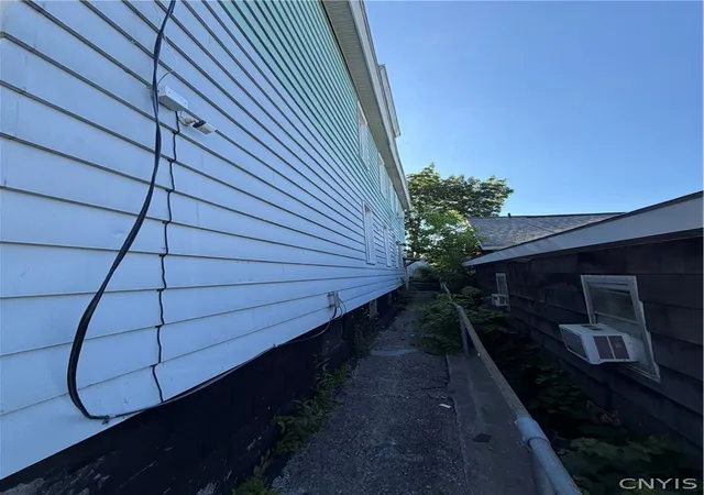 Photo 3 of Multi family home for sale at 624 E Division St, Syracuse, NY 13208 | MLS# S1706655 | Listing updated on 2026-09-14