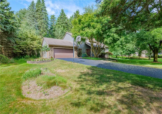 Photo 3 of Sale Pending at 5 Northwood Dr, Perinton, NY 14450 | MLS# R1709565 | Listing updated on 2026-09-14