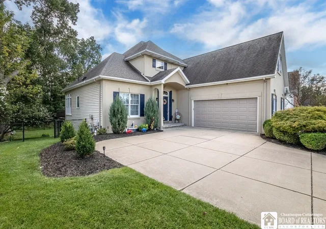 Photo 1 of Sale Pending at 31 Covent Garden Ln, Amherst, NY 14221 | MLS# R1709936 | Listing updated on 2026-09-09