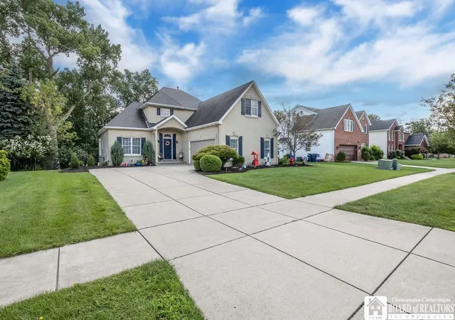 Photo 2 of Sale Pending at 31 Covent Garden Ln, Amherst, NY 14221 | MLS# R1709936 | Listing updated on 2026-09-09