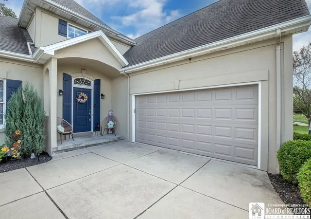 Photo 3 of Sale Pending at 31 Covent Garden Ln, Amherst, NY 14221 | MLS# R1709936 | Listing updated on 2026-09-09
