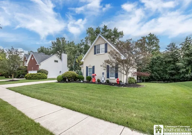 Photo 3 of Sale Pending at 31 Covent Garden Ln, Amherst, NY 14221 | MLS# R1709936 | Listing updated on 2026-09-09