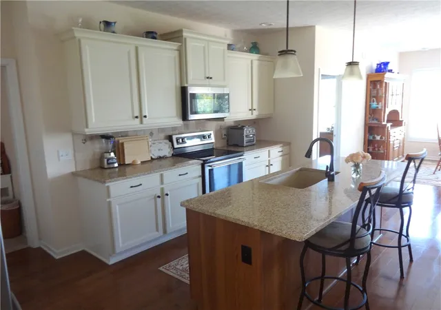 Photo 4 of Sale Pending at 31 Thames Dr, Henrietta, NY 14586 | MLS# R1710031 | Listing updated on 2026-09-02