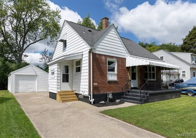 Photo 2 of Sale Pending at 382 Windermere Blvd, Amherst, NY 14226 | MLS# B1709494 | Listing updated on 2026-09-14