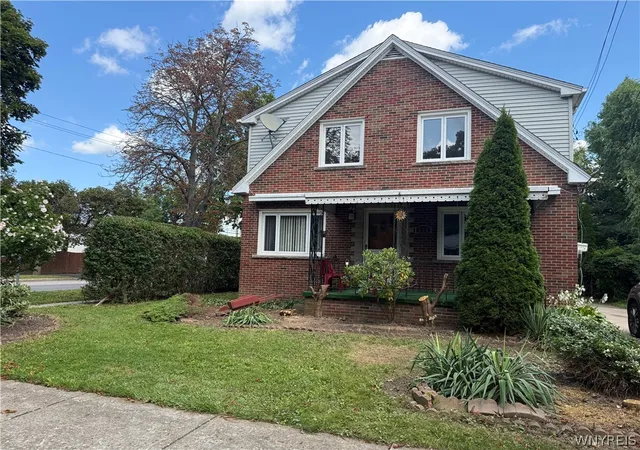 Photo 3 of Sale Pending at 563 27th St, Niagara Falls, NY 14301 | MLS# B1710082 | Listing updated on 2026-09-14