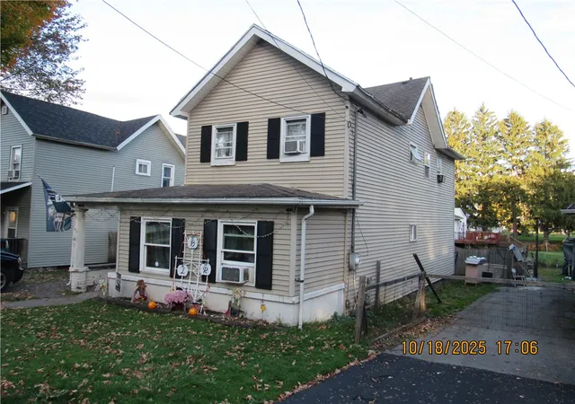 Photo 2 of Single family home for sale at 149 Geneva St, Lyons, NY 14489 | MLS# R1710029 | Listing updated on 2026-09-14