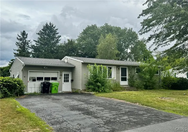 Single family home for sale at 119 Ontario Pl, Salina, NY 13088 | MLS# S1709728