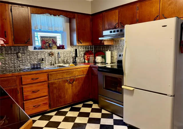 Photo 4 of Sale Pending at 141 East St, Oneonta, NY 13820 | MLS# R1703297 | Listing updated on 2026-08-31