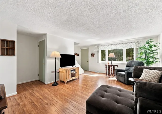 Photo 3 of Sale Pending at 25 Stoneledge Ct, Amherst, NY 14221 | MLS# B1710204 | Listing updated on 2026-08-28