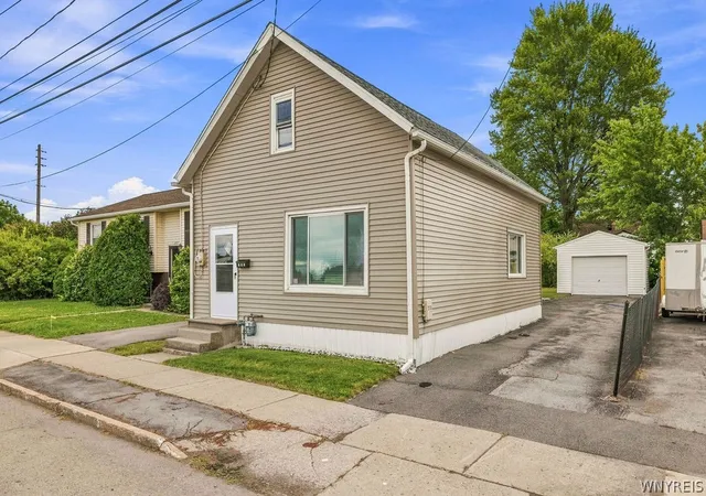 Photo 2 of Sale Pending at 711 S Ogden St, Buffalo, NY 14206 | MLS# B1710198 | Listing updated on 2026-09-03