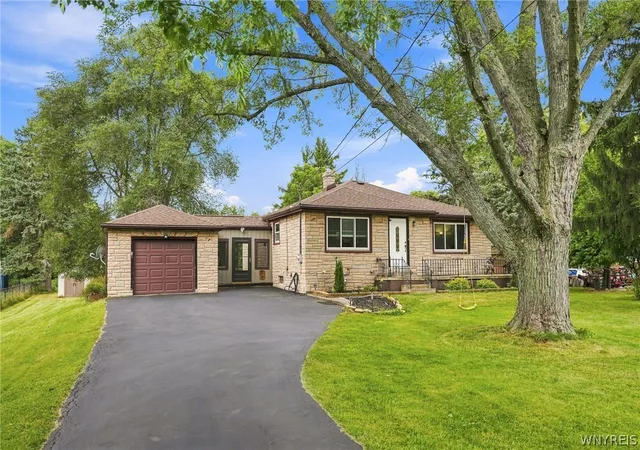 Photo 2 of Single family home for sale at 100 Brompton Rd, Amherst, NY 14221 | MLS# B1709962 | Listing updated on 2026-09-02