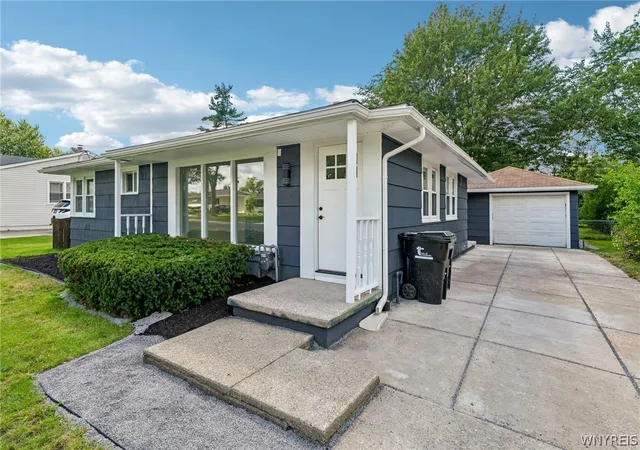 Photo 3 of Single family home for sale at 132 Glenhurst Rd, Tonawanda, NY 14150 | MLS# B1710266 | Listing updated on 2026-09-16