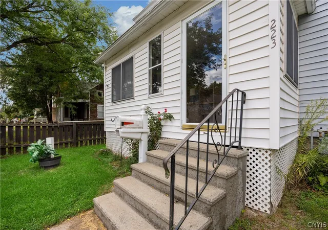 Photo 3 of Single family home for sale at 223 E Elm St, Oneida, NY 13421 | MLS# S1710307 | Listing updated on 2026-08-27