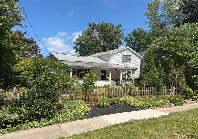 Photo 1 of Single family home for sale at 300 Oneida St, Lewiston, NY 14092 | MLS# B1710323 | Listing updated on 2026-08-27