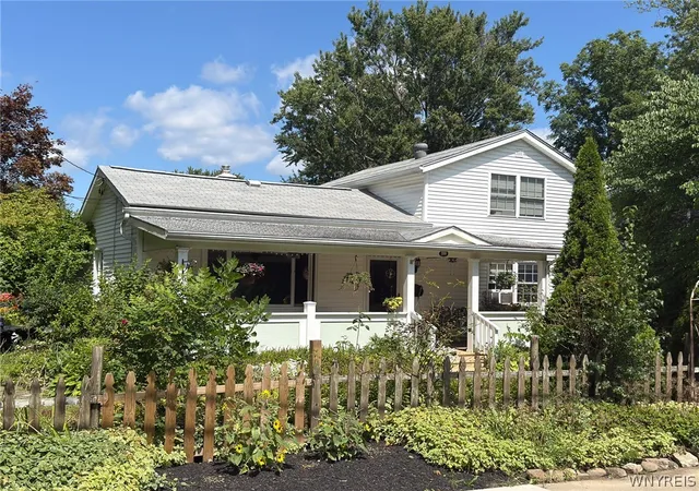 Photo 3 of Single family home for sale at 300 Oneida St, Lewiston, NY 14092 | MLS# B1710323 | Listing updated on 2026-08-27