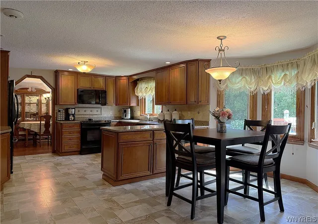 Photo 3 of Sale Pending at 15 Bywater Dr, Amherst, NY 14068 | MLS# B1710137 | Listing updated on 2026-09-02