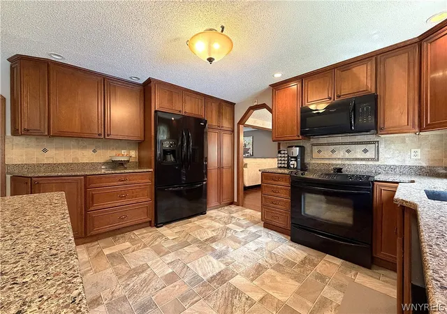 Photo 4 of Sale Pending at 15 Bywater Dr, Amherst, NY 14068 | MLS# B1710137 | Listing updated on 2026-09-02