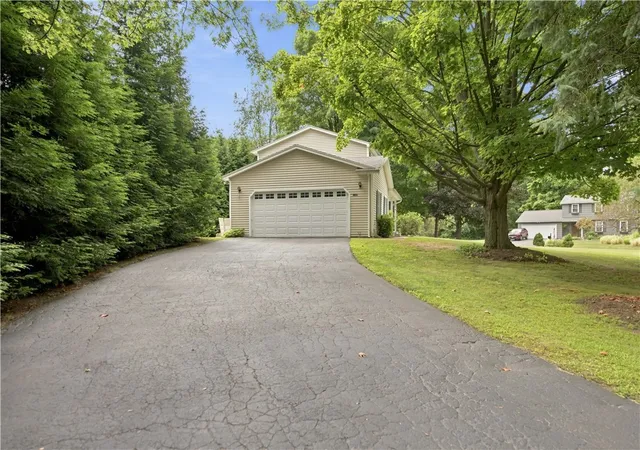 Photo 4 of Sale Pending at 1107 Nestwood Ln, Webster, NY 14580 | MLS# R1709417 | Listing updated on 2026-09-03