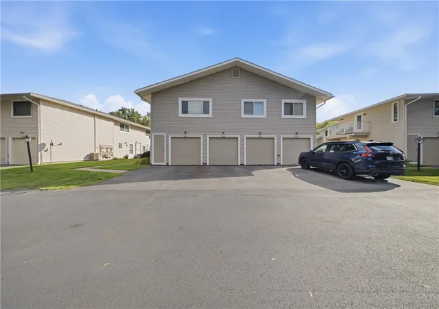 Photo 4 of Sale Pending at 560 Eastbrooke Ln, Brighton, NY 14618 | MLS# R1709786 | Listing updated on 2026-09-01