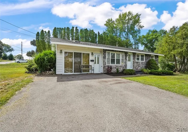 Photo 3 of Single family home for sale at 101 Moyer Heights Dr, Salina, NY 13088 | MLS# S1707726 | Listing updated on 2026-09-12