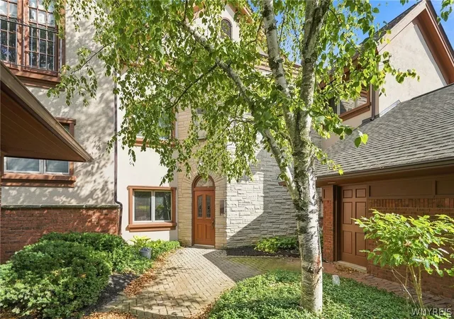 Photo 2 of Sale Pending at 190 Castlebrook Ln, Amherst, NY 14221 | MLS# B1709866 | Listing updated on 2026-09-08