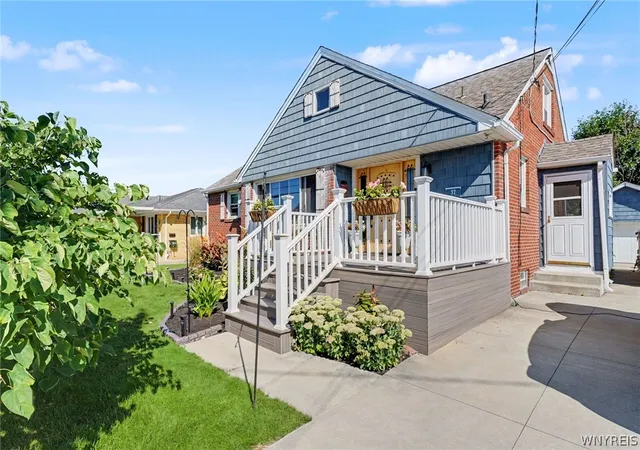 Photo 2 of Single family home for sale at 32 Hamilton Ave, Lackawanna, NY 14218 | MLS# B1709761 | Listing updated on 2026-09-12