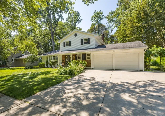 Photo 3 of Sale Pending at 25 Shadowlawn Ct, Irondequoit, NY 14617 | MLS# R1707614 | Listing updated on 2026-09-03