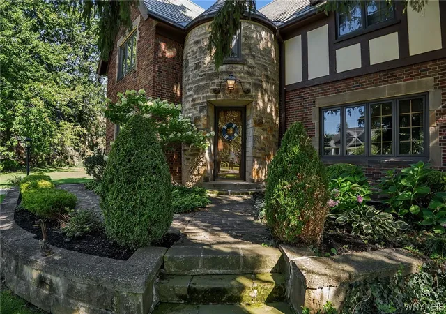Photo 2 of Sale Pending at 18 Harper Rd, Amherst, NY 14226 | MLS# B1710343 | Listing updated on 2026-09-09