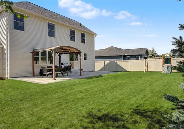 Photo 4 of Sale Pending at 2401 Hobblebush Ln, Hamburg, NY 14085 | MLS# B1710355 | Listing updated on 2026-09-06