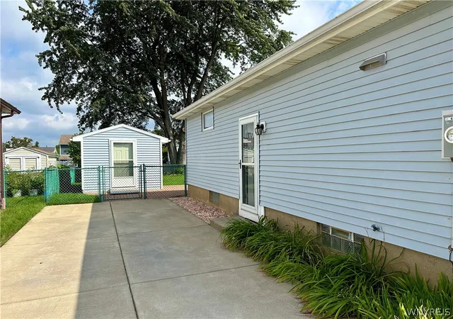 Photo 4 of Sale Pending at 104 Castlewood Dr, Cheektowaga, NY 14227 | MLS# B1709851 | Listing updated on 2026-09-10