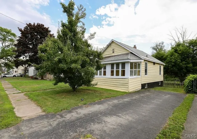 Photo 2 of Single family home for sale at 219 Garden City Dr, Salina, NY 13211 | MLS# S1705982 | Listing updated on 2026-09-11
