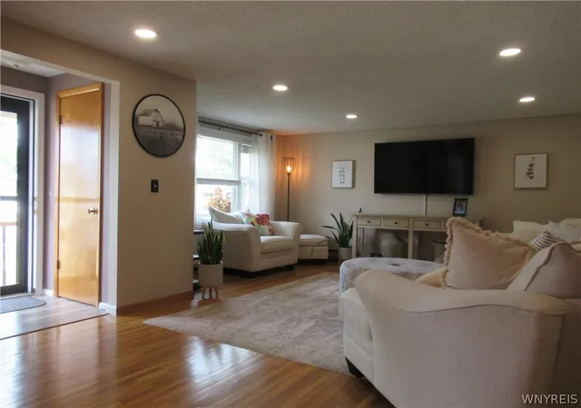Photo 2 of Sale Pending at 6 Madaline Ln, Cheektowaga, NY 14043 | MLS# B1708399 | Listing updated on 2026-09-08