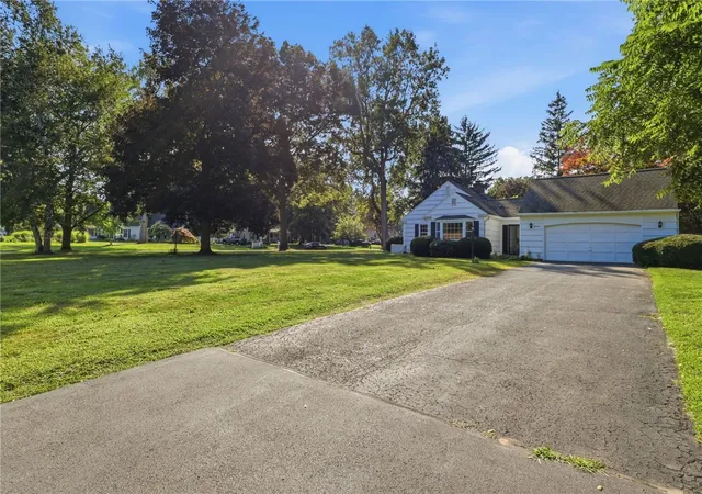 Photo 3 of Sale Pending at 5 Duncott Rd, Perinton, NY 14450 | MLS# R1710666 | Listing updated on 2026-09-02