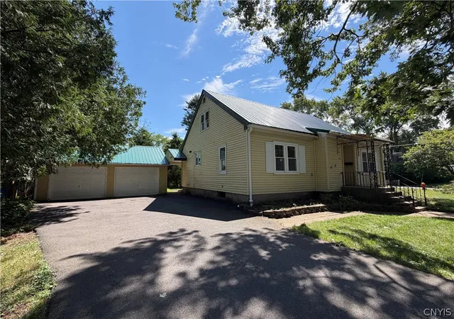 Photo 2 of Single family home for sale at 411 S Willow St, Oneida, NY 13421 | MLS# S1710400 | Listing updated on 2026-09-11