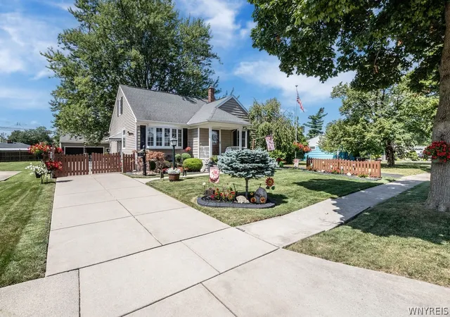 Photo 2 of Sale Pending at 102 Glenhurst Rd, Tonawanda, NY 14150 | MLS# B1710211 | Listing updated on 2026-09-24