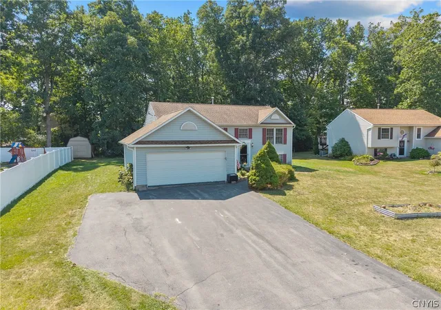 Photo 2 of Single family home for sale at 5381 Carrick Cir, Cicero, NY 13029 | MLS# S1709782 | Listing updated on 2026-09-14