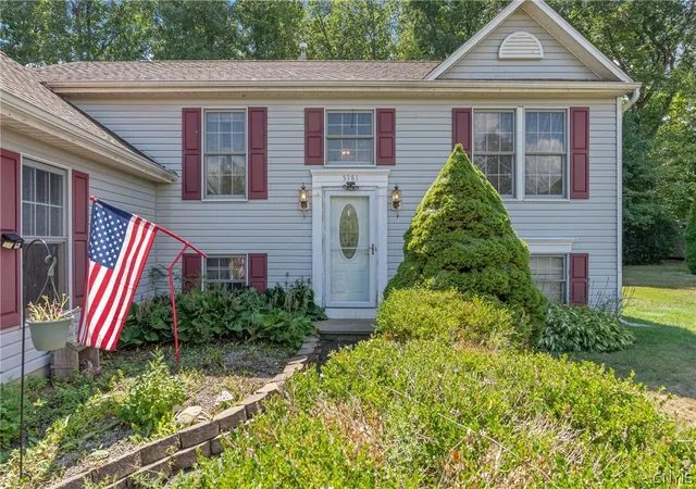Photo 3 of Single family home for sale at 5381 Carrick Cir, Cicero, NY 13029 | MLS# S1709782 | Listing updated on 2026-09-14