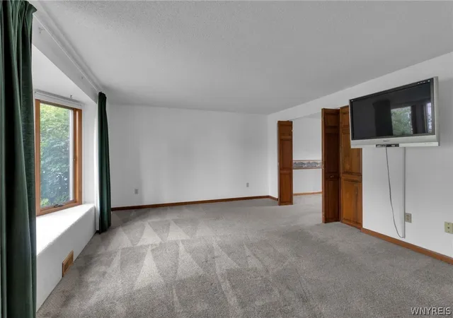 Photo 4 of Sale Pending at 2570 David Dr, Wheatfield, NY 14304 | MLS# B1707734 | Listing updated on 2026-09-10