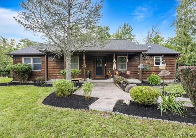 Photo 4 of Sale Pending at 5900 Creekview Dr, Clarence, NY 14032 | MLS# B1710111 | Listing updated on 2026-09-08
