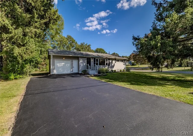 Photo 3 of Single family home for sale at 119 Greystone Dr, Camillus, NY 13031 | MLS# S1710895 | Listing updated on 2026-08-30