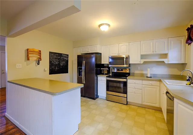 Photo 3 of Single family home for sale at 324 Manchester Rd, Schenectady, NY 12304 | MLS# R1710732 | Listing updated on 2026-09-08