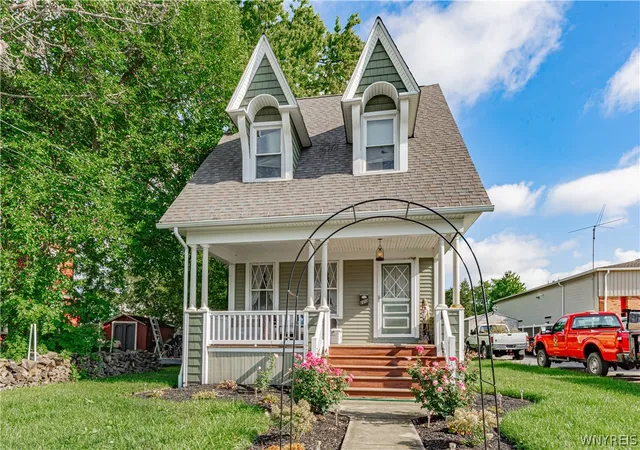 Photo 1 of Single family home for sale at 220 Elliot St, Youngstown, NY 14174 | MLS# B1710959 | Listing updated on 2026-08-31