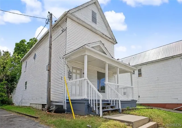 Photo 3 of Single family home for sale at 401 Military Rd, Buffalo, NY 14207 | MLS# B1709968 | Listing updated on 2026-08-31