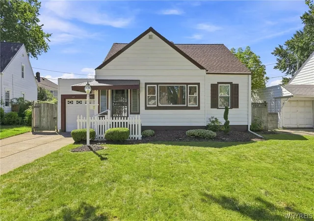 Photo 2 of Sale Pending at 17 Campwood Ct, Buffalo, NY 14215 | MLS# B1711163 | Listing updated on 2026-09-14