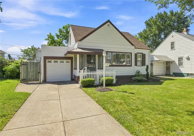 Photo 3 of Sale Pending at 17 Campwood Ct, Buffalo, NY 14215 | MLS# B1711163 | Listing updated on 2026-09-14