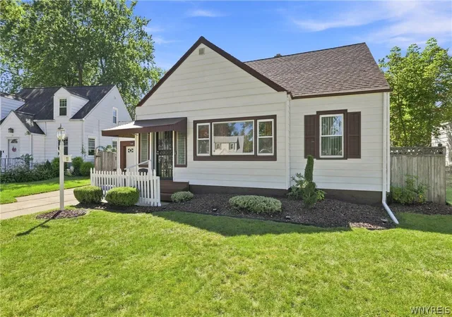 Photo 3 of Sale Pending at 17 Campwood Ct, Buffalo, NY 14215 | MLS# B1711163 | Listing updated on 2026-09-14