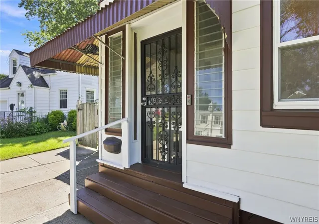 Photo 4 of Sale Pending at 17 Campwood Ct, Buffalo, NY 14215 | MLS# B1711163 | Listing updated on 2026-09-14