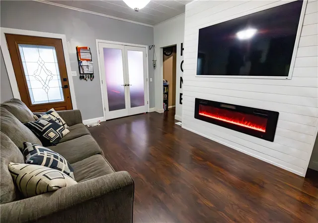 Photo 3 of Sale Pending at 6 Woodrow St, Rochester, NY 14606 | MLS# R1711160 | Listing updated on 2026-09-09
