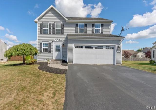 Photo 2 of Single family home for sale at 8710 Pizzuto Dr, Cicero, NY 13039 | MLS# S1709809 | Listing updated on 2026-08-31